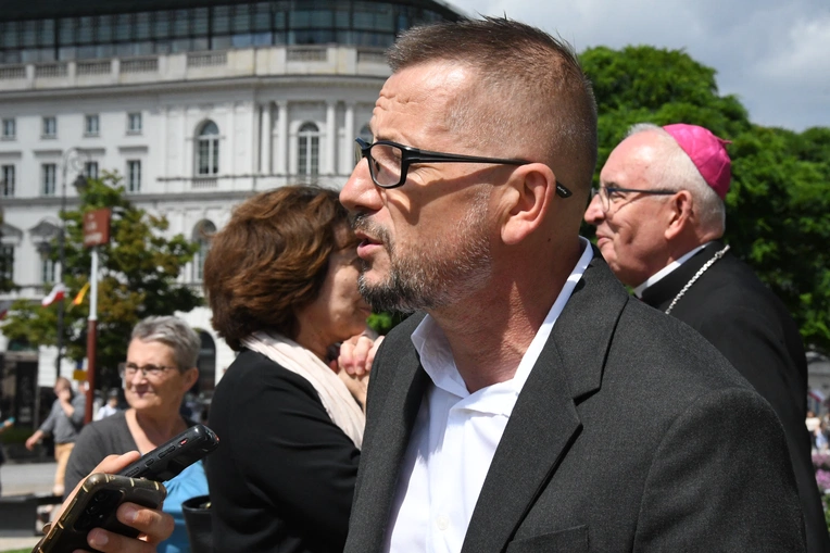 Modlitwa przed pomnikiem Prymasa Tysiąclecia