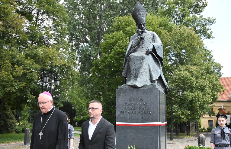 Modlitwa przed pomnikiem Prymasa Tysiąclecia