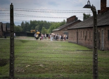 Całymi rodzinami poszli na śmierć. 81 lat temu Niemcy zlikwidowali obóz cygański w Auschwitz