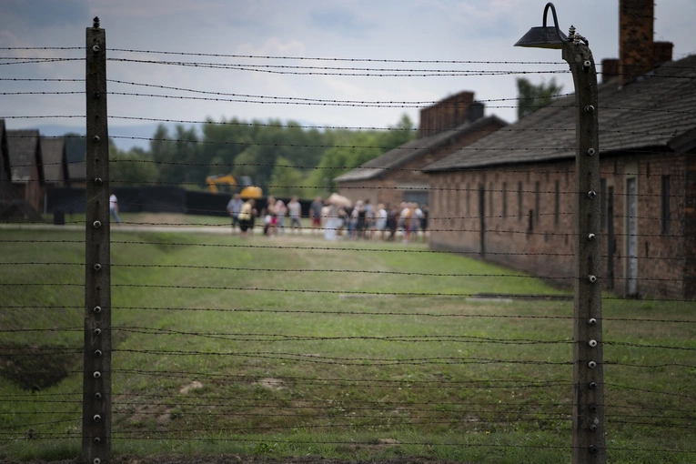 Całymi rodzinami poszli na śmierć. 81 lat temu Niemcy zlikwidowali obóz cygański w Auschwitz