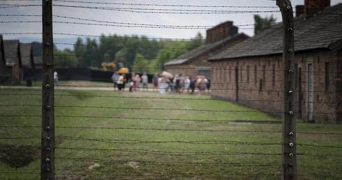 Całymi rodzinami poszli na śmierć. 81 lat temu Niemcy zlikwidowali obóz cygański w Auschwitz