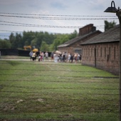 Całymi rodzinami poszli na śmierć. 81 lat temu Niemcy zlikwidowali obóz cygański w Auschwitz