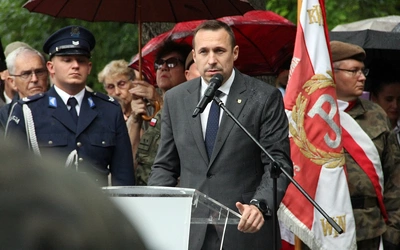 Czy dolnośląski marszałek bał się powiedzieć, że to Niemcy mordowali Polaków? [KOMENTARZ]