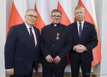 Warszawa-Księżówka. Ks. Leszek Mirek uhonorowany przez prezydenta RP