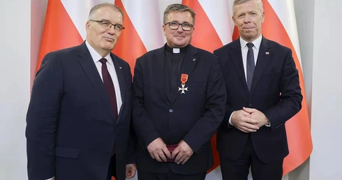Warszawa-Księżówka. Ks. Leszek Mirek uhonorowany przez prezydenta RP