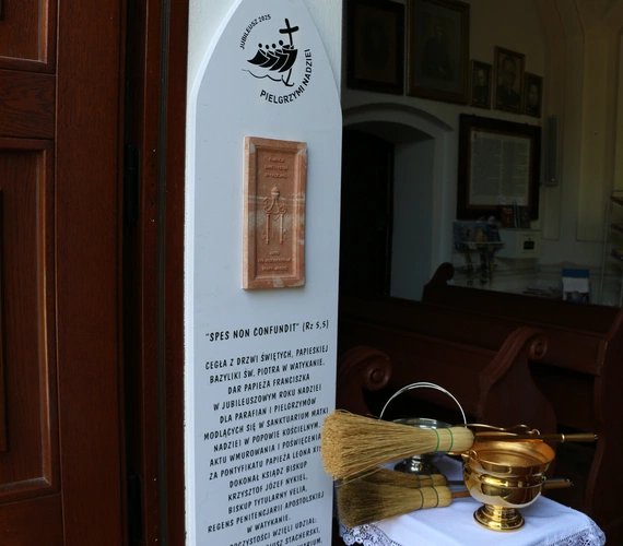 Popowo Kościelne. Poświęcenie cegły z Dzrwi Świętych bazyliki św. Piotra w Watykanie