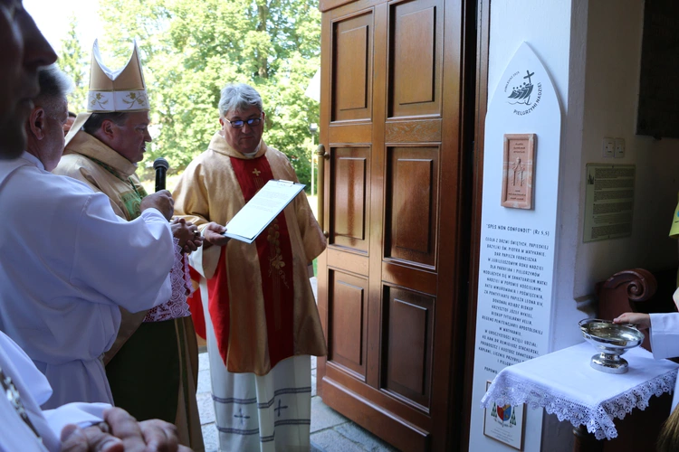 Popowo Kościelne. Poświęcenie cegły z Dzrwi Świętych bazyliki św. Piotra w Watykanie