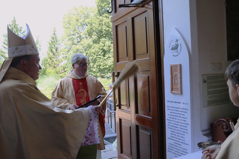 Popowo Kościelne. Poświęcenie cegły z Dzrwi Świętych bazyliki św. Piotra w Watykanie