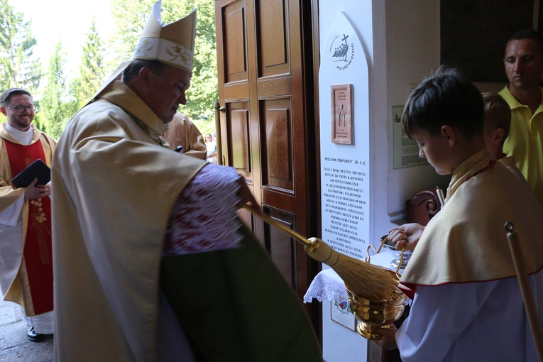 Popowo Kościelne. Poświęcenie cegły z Dzrwi Świętych bazyliki św. Piotra w Watykanie
