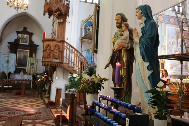 Popowo Kościelne. Poświęcenie cegły z Dzrwi Świętych bazyliki św. Piotra w Watykanie