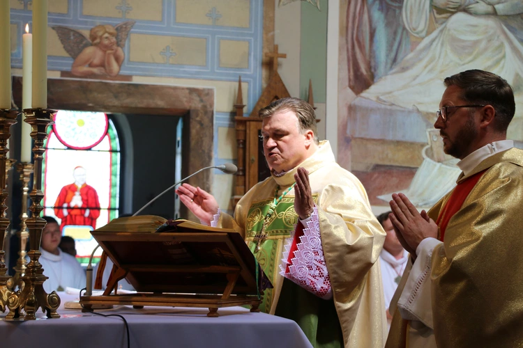 Popowo Kościelne. Poświęcenie cegły z Dzrwi Świętych bazyliki św. Piotra w Watykanie