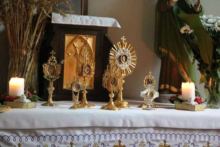 Popowo Kościelne. Poświęcenie cegły z Dzrwi Świętych bazyliki św. Piotra w Watykanie