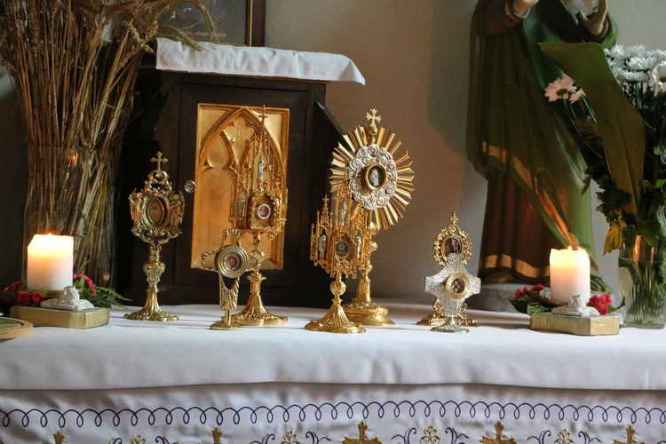 Popowo Kościelne. Poświęcenie cegły z Dzrwi Świętych bazyliki św. Piotra w Watykanie