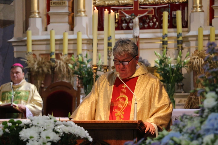 Popowo Kościelne. Poświęcenie cegły z Dzrwi Świętych bazyliki św. Piotra w Watykanie