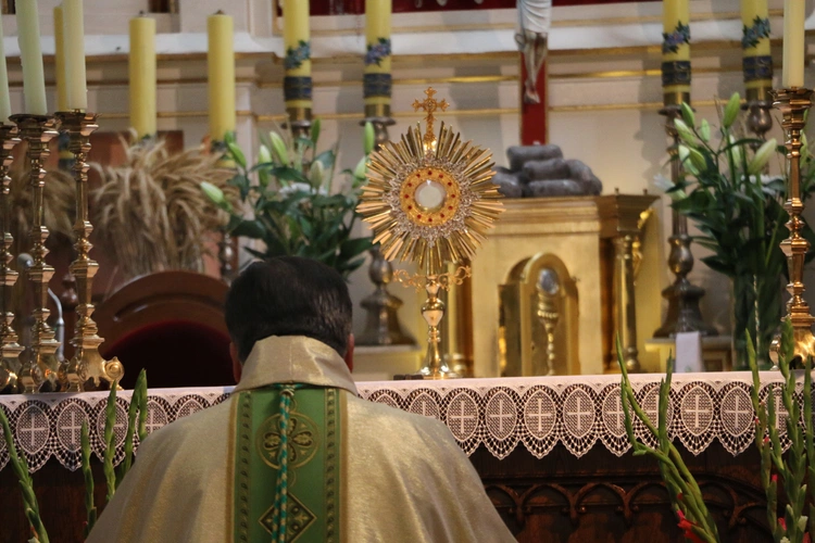 Popowo Kościelne. Poświęcenie cegły z Dzrwi Świętych bazyliki św. Piotra w Watykanie