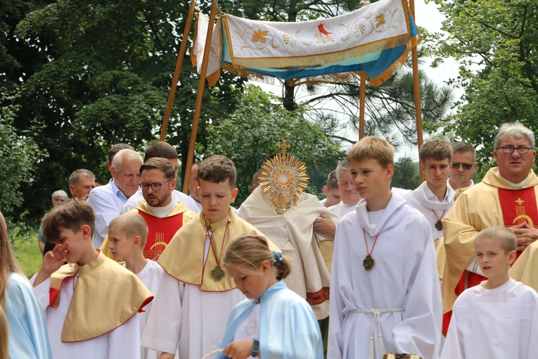 Popowo Kościelne. Poświęcenie cegły z Dzrwi Świętych bazyliki św. Piotra w Watykanie