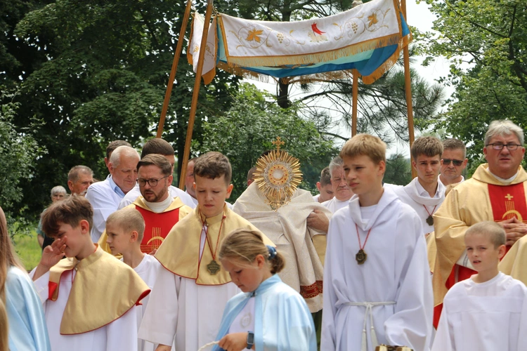 Popowo Kościelne. Poświęcenie cegły z Dzrwi Świętych bazyliki św. Piotra w Watykanie
