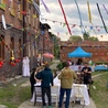 Rybnik. Filmowcy na osiedlu familoków. Pierwsze zdjęcia do filmu "Godej do mie"