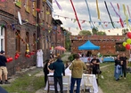 Rybnik. Filmowcy na osiedlu familoków. Pierwsze zdjęcia do filmu "Godej do mie"
