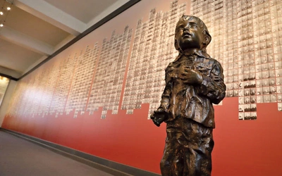 „Zagłada. Niezakończona historia Holocaustu” – książka o tym, że wychodzenie z obozu to wielopokoleniowy proces 