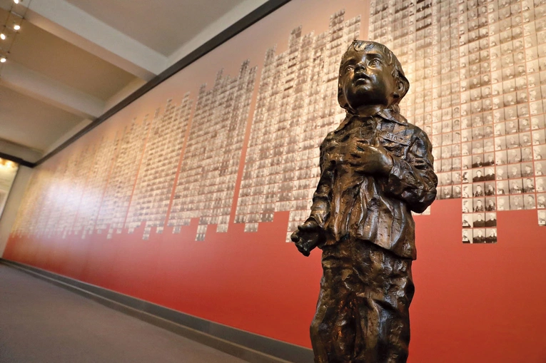 „Zagłada. Niezakończona historia Holocaustu” – książka o tym, że wychodzenie z obozu to wielopokoleniowy proces 