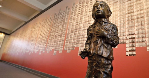 „Zagłada. Niezakończona historia Holocaustu” – książka o tym, że wychodzenie z obozu to wielopokoleniowy proces 