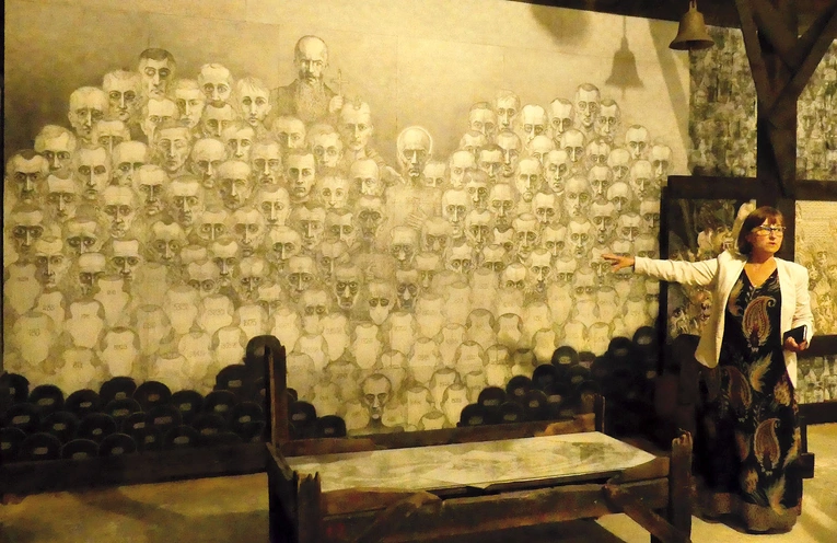 Urszula Kraus przy jednej z prac Mariana Kołodzieja poświęconych  świętemu Maksymilianowi. 