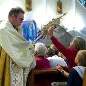  Głoszenie w domach zakończyła  Msza Święta z modlitwą o uzdrowienie. Każdy mógł przyjąć błogosławieństwo Najświętszym Sakramentem.