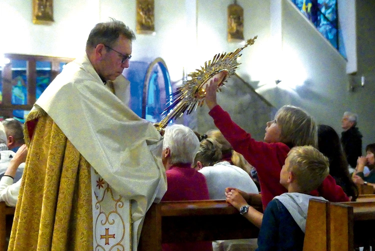  Głoszenie w domach zakończyła  Msza Święta z modlitwą o uzdrowienie. Każdy mógł przyjąć błogosławieństwo Najświętszym Sakramentem.