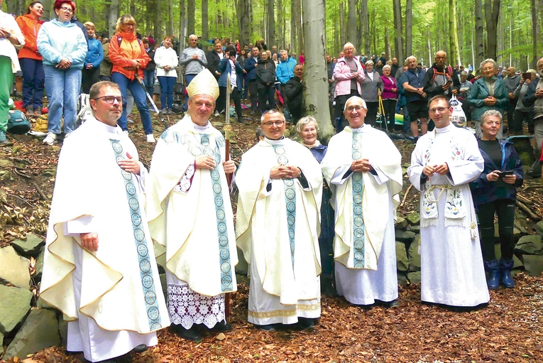  Księża z pielgrzymami na zboczu Złotej Górki.