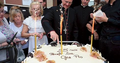 Parafianie ucztowali przy urodzinowym torcie, który podzielił arcybiskup.