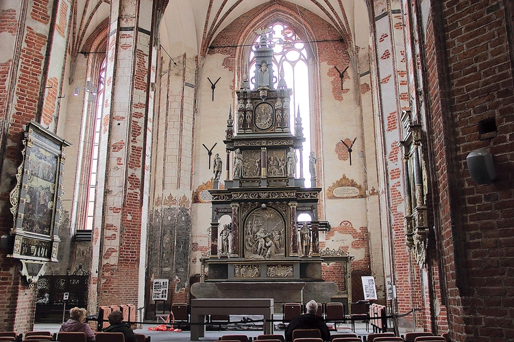 Ołtarz główny, wyrzeźbiony przez Abrahama van den Blocka, jest perłą odnowionej świątyni. 