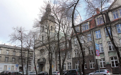 Zabytkowa świątynia przy placu Klasztornym.