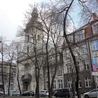 Zabytkowa świątynia przy placu Klasztornym.