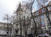 Zabytkowa świątynia przy placu Klasztornym.