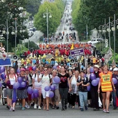  Pielgrzymi  po kilku dniach w drodze wchodzą na jasnogórskie wały. W tym roku będzie to 33. diecezjalna, ale też 379. gliwicka piesza pielgrzymka do Matki Bożej Jasnogórskiej.