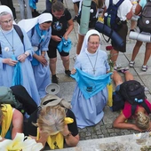 Modlitwa pątników pod figurą Matki Bożej umieszczoną na kolumnie przed sanktuarium. 