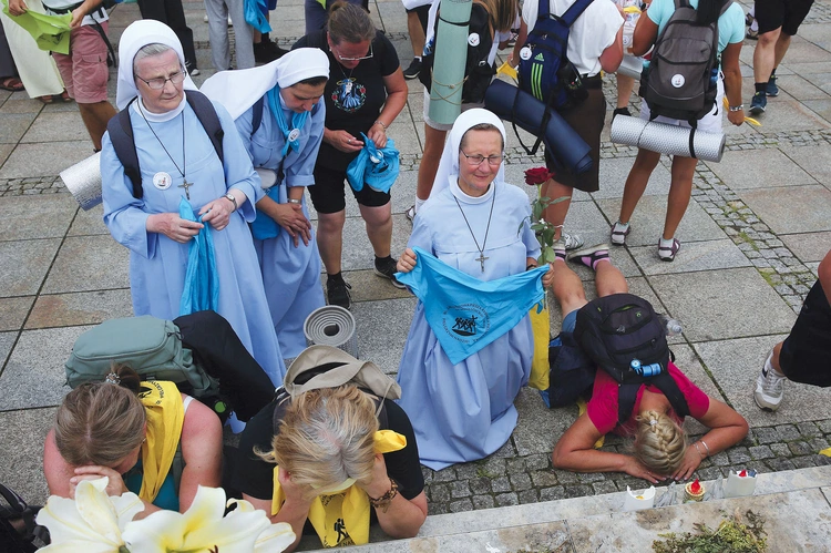 Modlitwa pątników pod figurą Matki Bożej umieszczoną na kolumnie przed sanktuarium. 