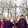 – Ufam, że niosąc ten krzyż, pomagam Panu Jezusowi zbawiać świat – wzrusza się Jan Śliz (pośrodku).