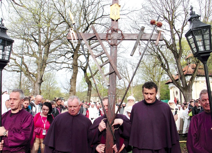 – Ufam, że niosąc ten krzyż, pomagam Panu Jezusowi zbawiać świat – wzrusza się Jan Śliz (pośrodku).
