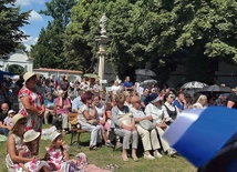 Na zaproszenie ordynariusza przybyli małżonkowie i całe rodziny.