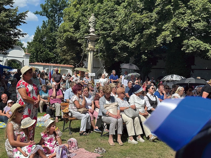 Na zaproszenie ordynariusza przybyli małżonkowie i całe rodziny.