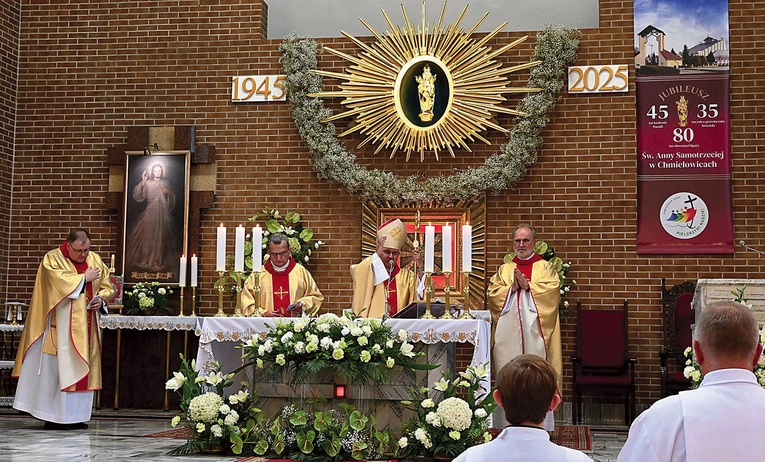 Teraz figurka św. Anny, która otoczona jest piękną glorią, znajduje się w prezbiterium kościoła.
