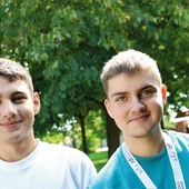 Michał (Misza) Kolbert i Daniel Kaziuk przyjechali ze swoją grupą z Czerniowiec  w Ukrainie.  – Integrujemy się z Panem Bogiem i i innymi – mówi Michał (z lewej). 