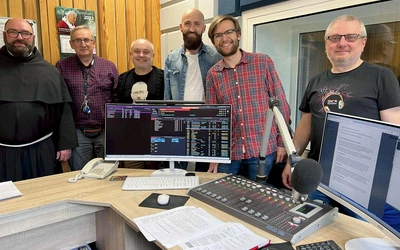Radio Niepokalanów nadaje  na obszarze Mazowsza zachodniego  na 102,7 FM  oraz województwa łódzkiego  na 98,6 FM. Można go słuchać przez internet (www.radioniepokalanow.pl)  oraz w systemie DAB+ w Warszawie, Wrocławiu, Katowicach i Gdańsku.  Stacja zaprasza na dzień  otwarty 14 sierpnia, w dzień wspomnienia św. M. Kolbego i odpustu w Niepoka- lanowie.
