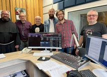 Radio Niepokalanów nadaje  na obszarze Mazowsza zachodniego  na 102,7 FM  oraz województwa łódzkiego  na 98,6 FM. Można go słuchać przez internet (www.radioniepokalanow.pl)  oraz w systemie DAB+ w Warszawie, Wrocławiu, Katowicach i Gdańsku.  Stacja zaprasza na dzień  otwarty 14 sierpnia, w dzień wspomnienia św. M. Kolbego i odpustu w Niepoka- lanowie.