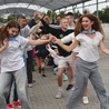  Pątnicy mają do pokonania 360 km i dotrą na Jasną Górę 14 sierpnia. Każdego wieczoru spotykają się z mieszkańcami na zabawie, integracji i wspólnej modlitwie. Na zdjęciu: spotkanie na rynku miejskim w Babimoście.