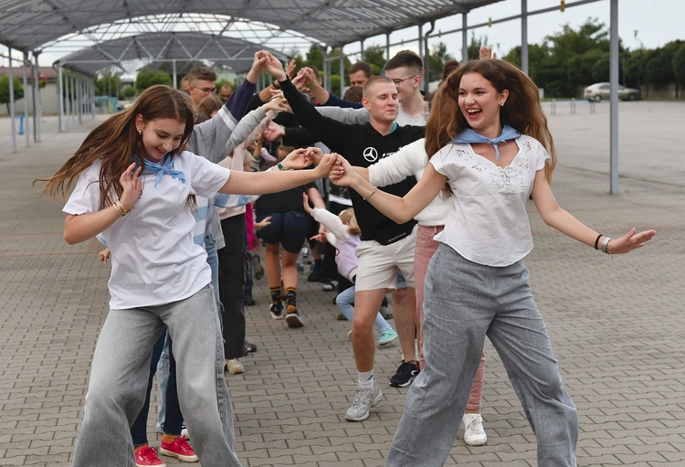  Pątnicy mają do pokonania 360 km i dotrą na Jasną Górę 14 sierpnia. Każdego wieczoru spotykają się z mieszkańcami na zabawie, integracji i wspólnej modlitwie. Na zdjęciu: spotkanie na rynku miejskim w Babimoście.