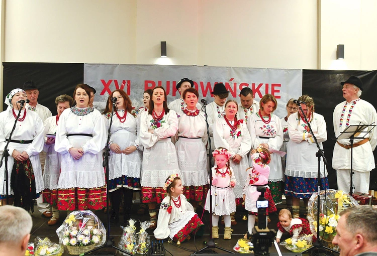 „Nazwa Zespołu Górali Czadeckich »Dawidenka« z Koźlic na Dolnym Śląsku pochodzi od tańca wykonywanego zwyczajowo w Tereblaczu na Bukowinie w okresie wczesnowiosennym. Zaobserwowany kiedyś w nieodległej wiosce Dawideny spodobał się tak bardzo, że postanowiono przejąć go do swojej tradycji i tańczono go zwykle wtedy, kiedy schodziły śniegi. Gdy powstawał Zespół, o jego nazwie zdecydował sentyment do minionej, bukowińskiej przeszłości” – czytamy w uzasadnieniu Nagrody im. Oskara Kolberga „Za zasługi dla kultu…