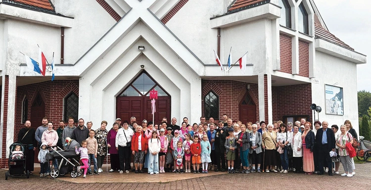 Niektóre miejscowości znikają z pielgrzymkowej mapy.  Na szczęście inne się pojawiają  – tak jest w przypadku Gubina.  Od kilku lat z parafii  pw. MB Fatimskiej wychodzi Grupa Różana.  
